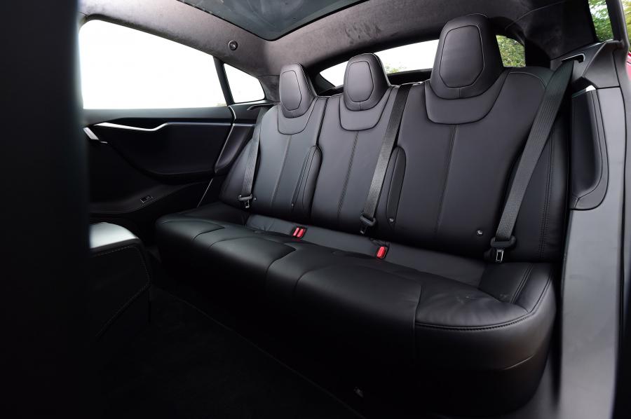 Интерьер Tesla Model S 100D 2017 года  (UK) (фото 6 из 12)